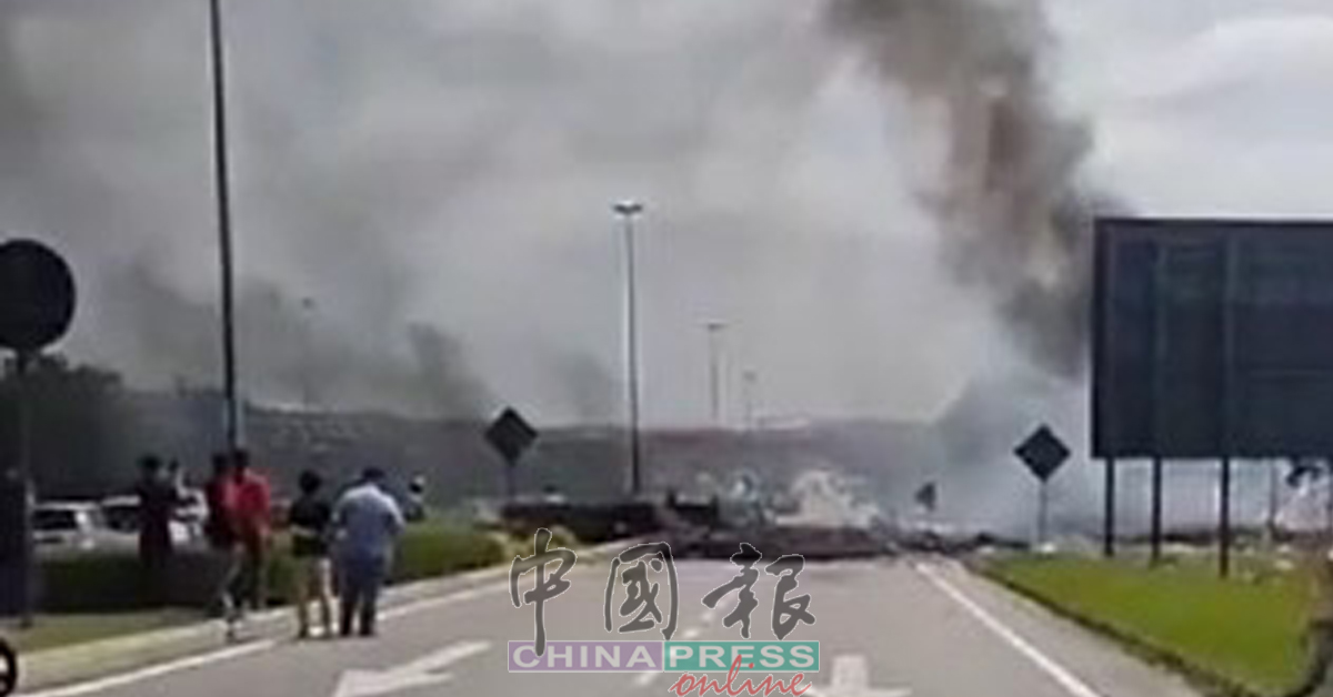 ◤小型飞机坠落10死 Part 5◢ 飞机师被烧成焦尸 现场遍地残骸