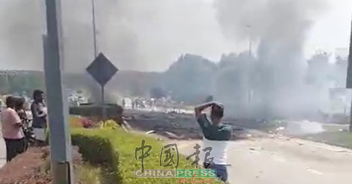 ◤小型飞机坠落10死 Part 5◢ 飞机师被烧成焦尸 现场遍地残骸