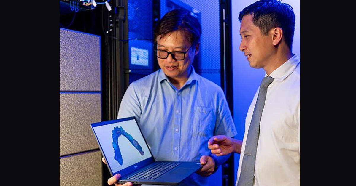 国大医学组织Academic Informatics Office经理罗达伟（左）为国大医学组织集团首席技术官严居渊副教授介绍SMILEAI模型的3D牙科扫描。（国大医学组织提供）