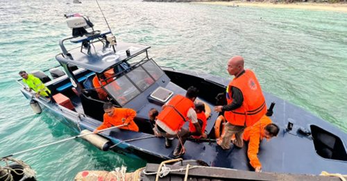 货船从印尼漂至柔海域 4船员跳海游到小岛获救