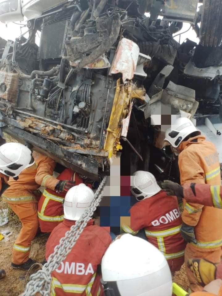 油槽车翻覆忧爆炸 徒手救人 司机受困逾小时 失救