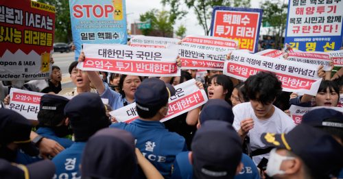 抗议核污水排海 韩16大学生硬闯日大使馆