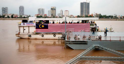 旅居柬国公民 爱国另类方式 游船巨型挂辉煌条纹