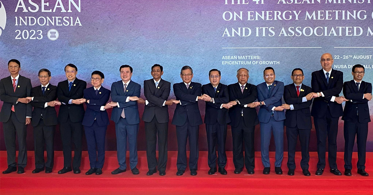 聂纳兹米（右4）出席第41届东协能源部长会议。