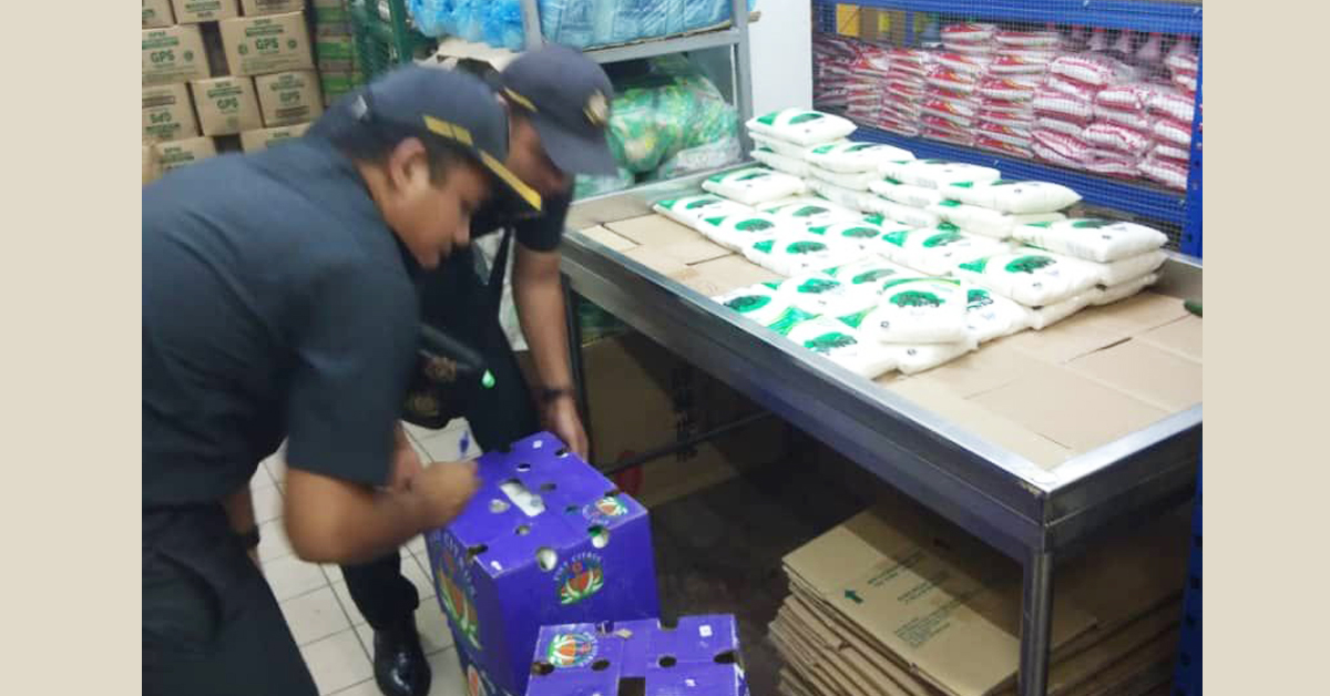 华都牙也1家商店因设条件出售白糖，遭执法人员当场揭发。
