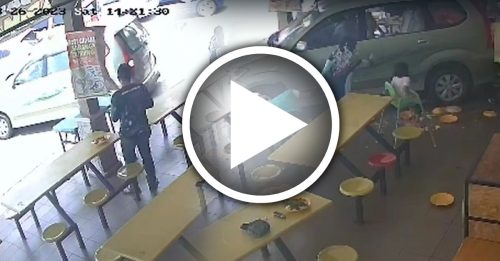 疑倒车失控 撞饮食中心 至少10食客被撞倒