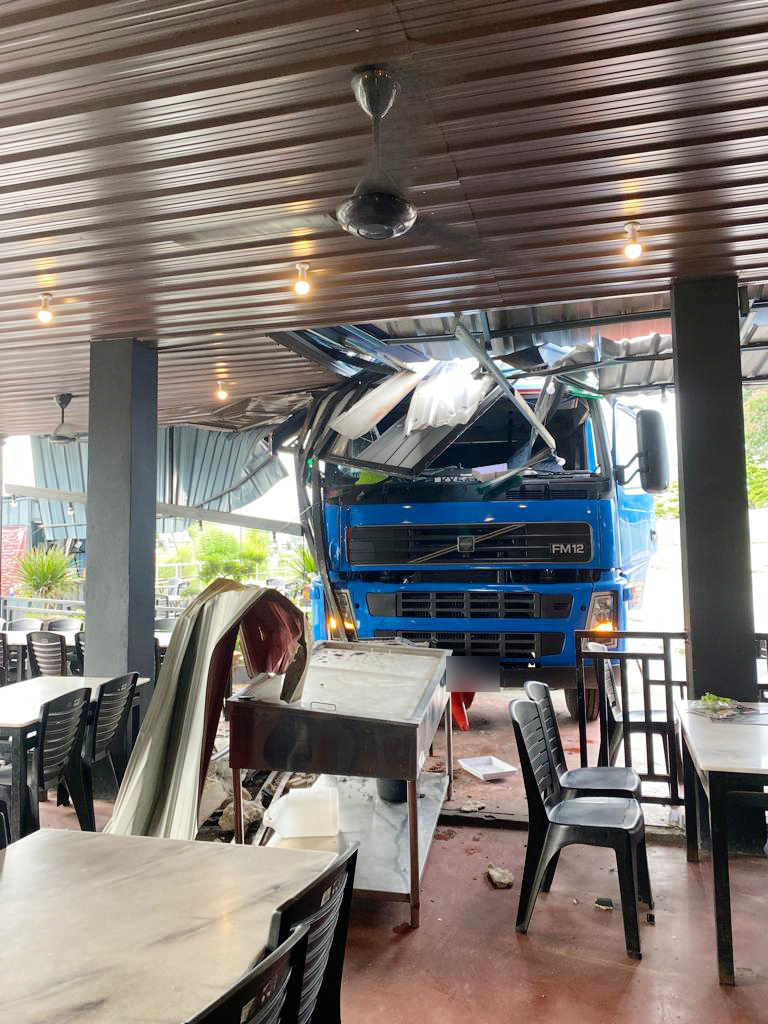 油槽罗厘停路旁 自动滑行 撞入泰餐厅 幸无人受伤