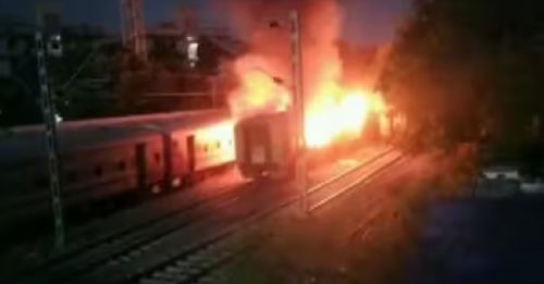 乘客私携石油气罐泄漏 列车爆炸起火酿10死