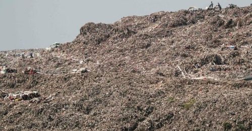 印尼环保建材商化废为宝 塑料垃圾制砖块