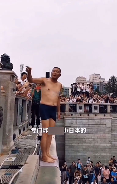◤日核污水排海◢ 天津大爷跳水抗议 热血高喊“炸平日本”
