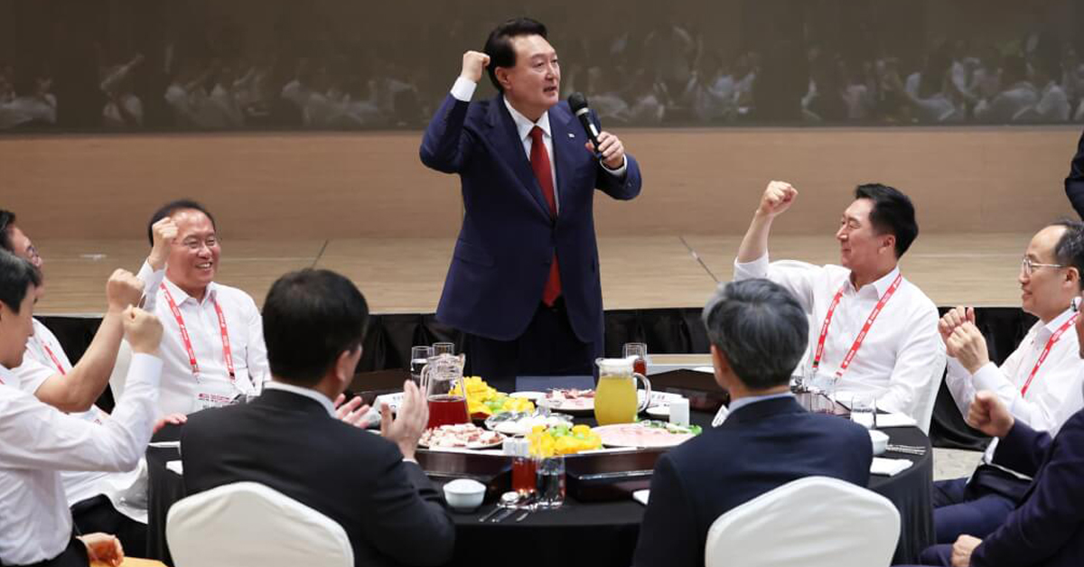 韩国总统尹锡悦（中）周一在每周例会午餐中享用海鲜。