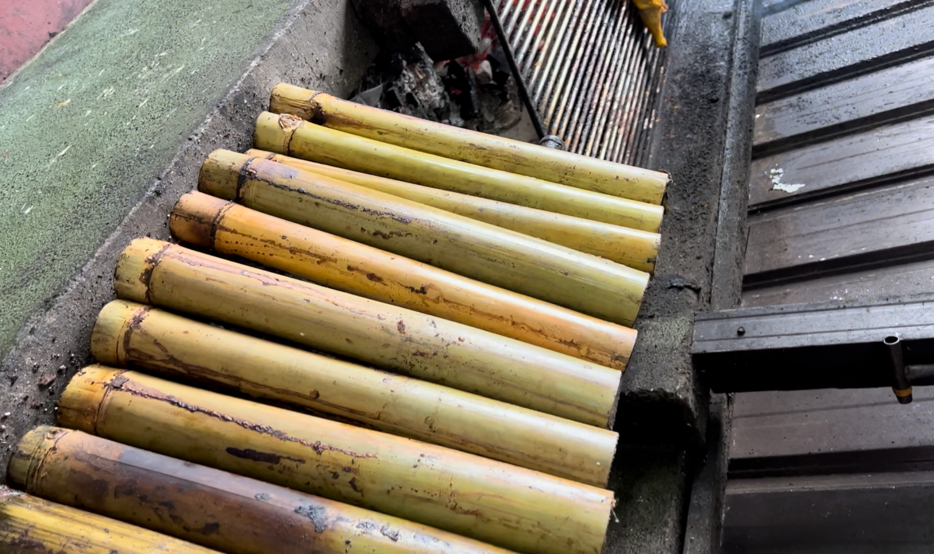 ■Lemang Toki的炭烧竹筒饭，一眼看去一整排，犹如一个小小的竹林。