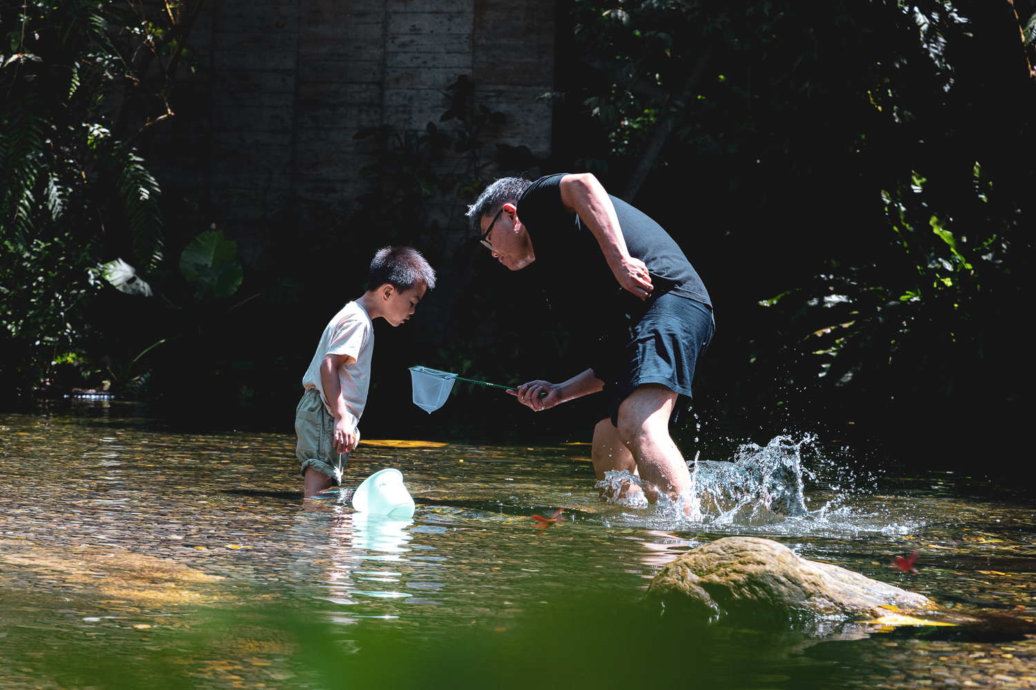 ▲两个嬉水抓鱼的孩子,不亦乐乎?(摄影:丁俊勇)