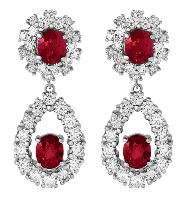 Ruby Rapture
以火红红宝石和钻石为特色，设计出独特的不对称项链和经典的对称手链，展现了红宝石的魅力。同时，泪滴形戒指和耳环增添了一抹奢华和精致。