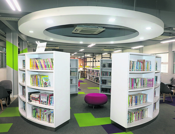 书架和天花板皆以圆圈造型打造。