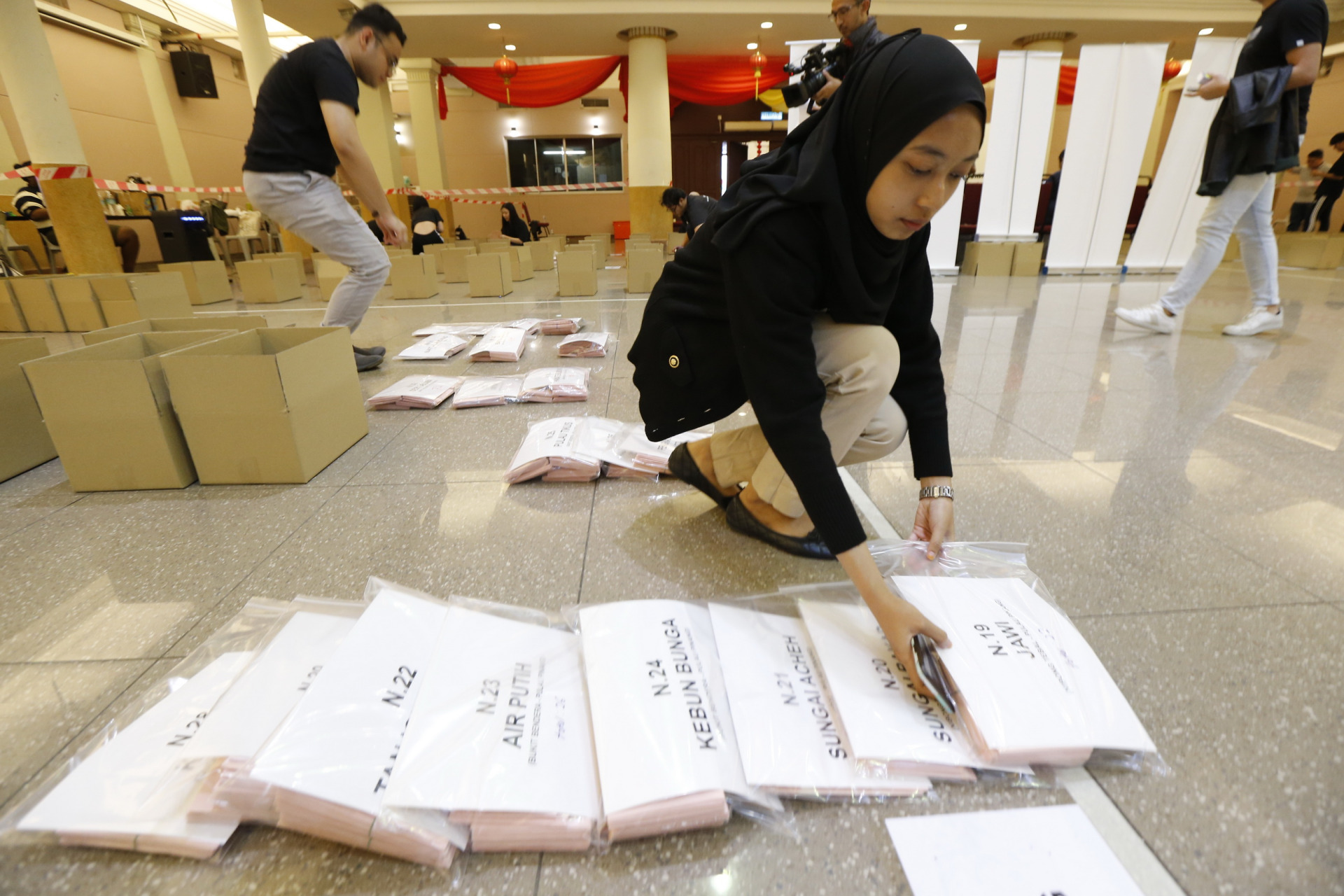 “Vote Malaysia”联盟协助整理即将运送至各州计票中心的选票。