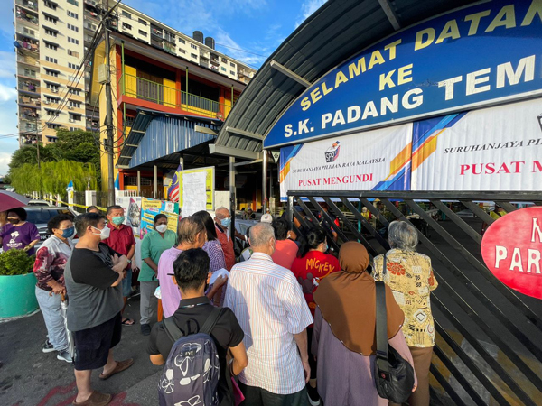 大批选民清晨6、7时就来排队。