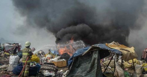 印尼西爪哇垃圾场大火 当局宣布紧急状态
