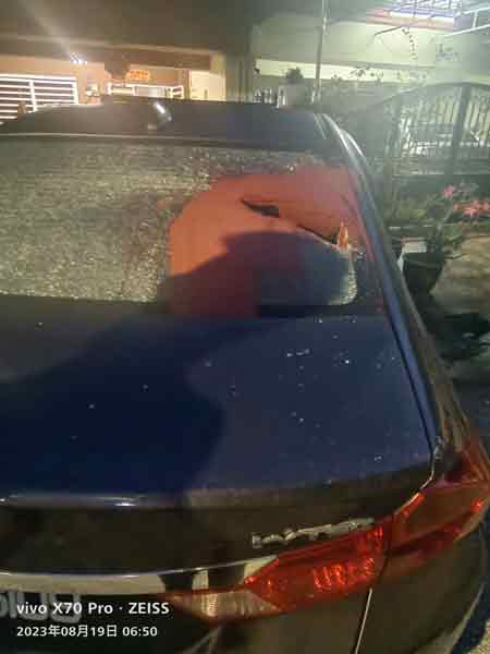 女事主儿子的轿车的挡风玻璃也被砸破。