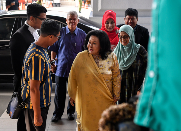 KUALA LUMPUR, 24 Ogos -- Isteri bekas perdana menteri Datin Seri Rosmah Mansor (tengah) hadir di Kompleks Mahkamah Kuala Lumpur hari ini untuk perbicaraan bagi pertuduhan pengubahan wang haram dan gagal mengisytiharkan pendapatan kepada Lembaga Hasil Dalam Negeri (LHDN) yang dihadapinya.

--fotoBERNAMA (2023) HAK CIPTA TERPELIHARA