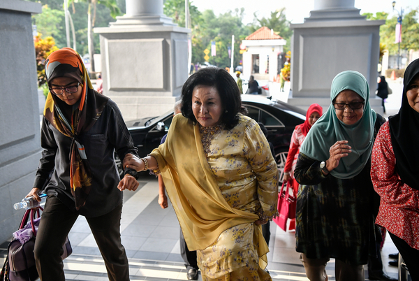 KUALA LUMPUR, 24 Ogos -- Isteri bekas perdana menteri Datin Seri Rosmah Mansor (tengah) hadir di Kompleks Mahkamah Kuala Lumpur hari ini untuk perbicaraan bagi pertuduhan pengubahan wang haram dan gagal mengisytiharkan pendapatan kepada Lembaga Hasil Dalam Negeri (LHDN) yang dihadapinya.

--fotoBERNAMA (2023) HAK CIPTA TERPELIHARA