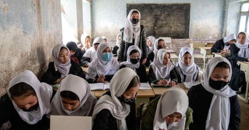 塔利班禁女性读大学后 出国留学也被拦阻