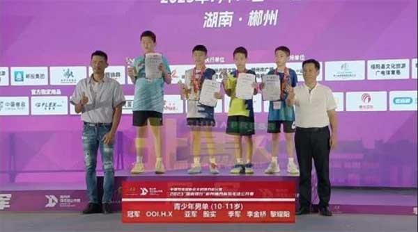 求胜心强，加上期待从偶像林丹手上领奖，让远赴中国参与羽球赛的黄浩轩（左3），一路过关斩将，最后成功站上颁奖台；左为主持颁奖的林丹。