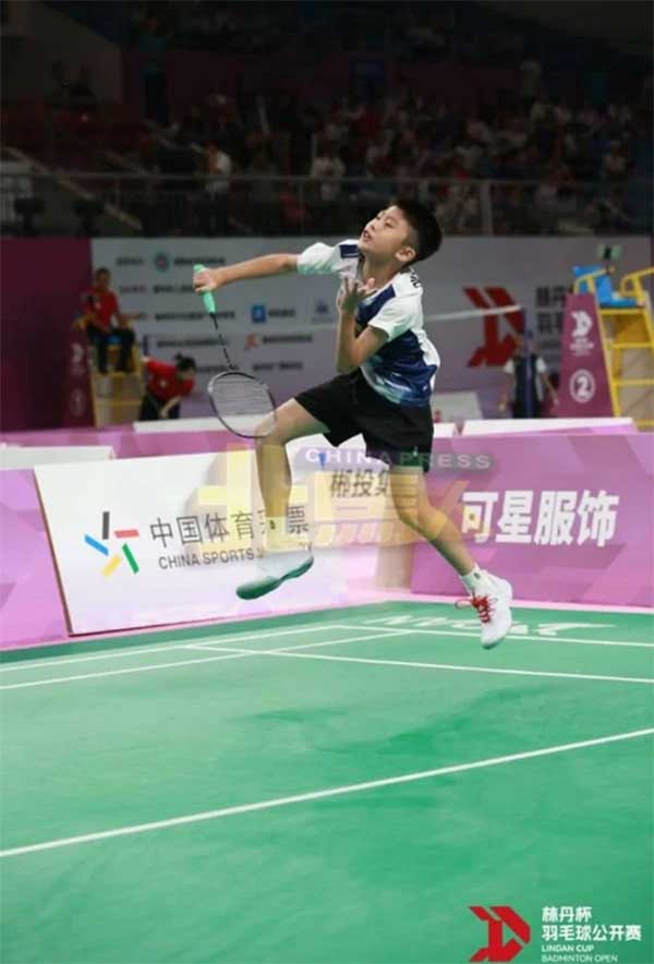 黄浩轩在中国赛场上，跳跃杀球的英姿。