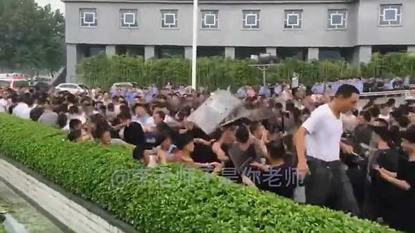 china flooding 洪水 抗议 警察殴打