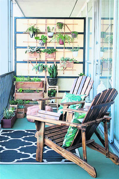 在墙上设置一个轻盈小巧的网格置物架，以棚架形式打造成一面绿墙，令小阳台精致而又充满自然的味道。