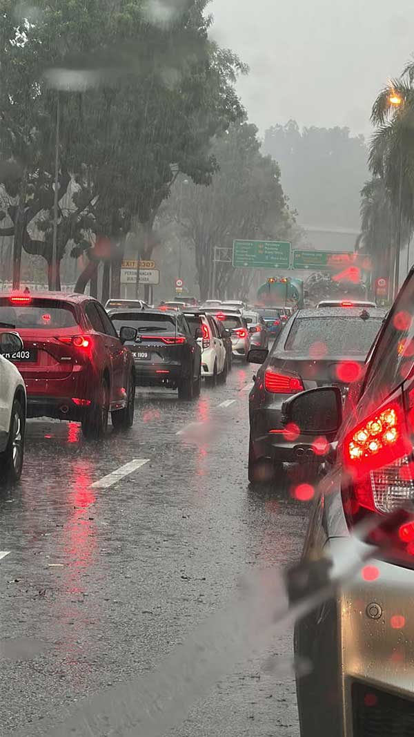 吉隆坡西部交通疏散大道（SPRINT）2307号出口附近，也出现严重拥堵的情况。