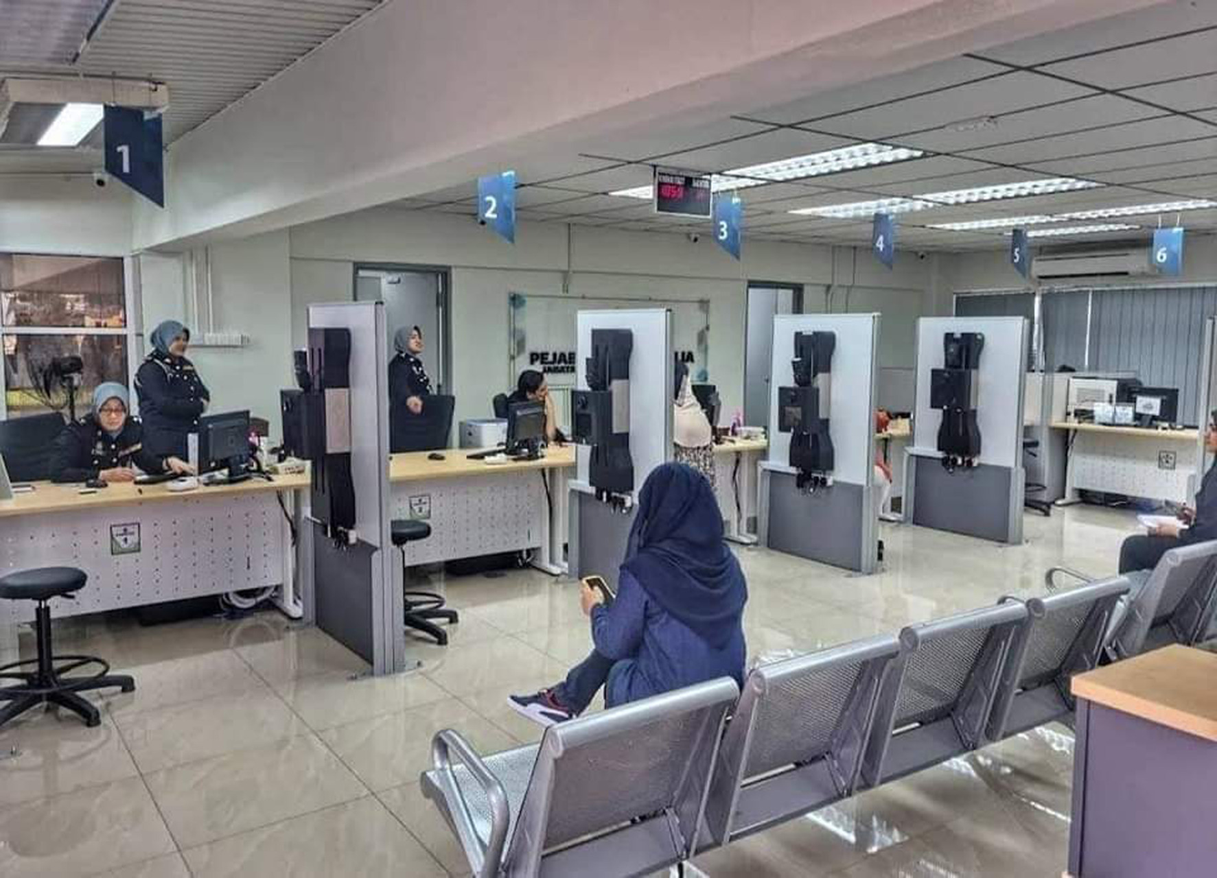 移民局已在吉隆坡国际机场开设分局，并且已投入服务。