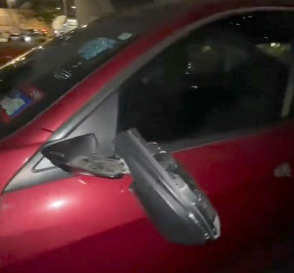 本田轿车挡风玻璃、侧镜和车门把手都惨遭破坏。
