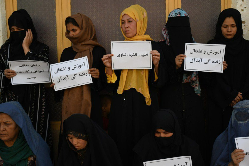 2023年8月17日，十多名阿富汗女性公开抗议塔利班当局。
