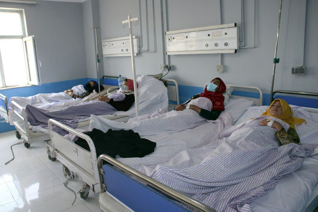 阿富汗女性面临多重暴力，处境相当脆弱。图为2023年6月5日，一群小学女生疑似遭下毒而集体送医。 