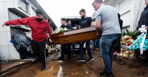 巴西夺命洪水42死 15万灾民泥泞中葬亲人