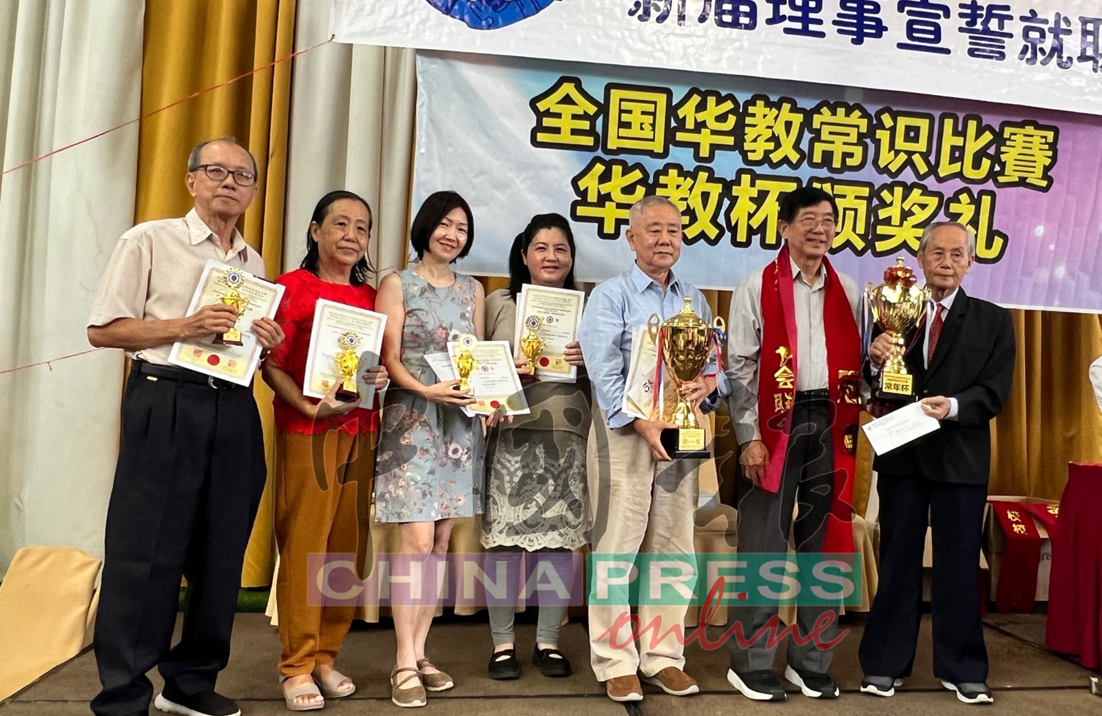 “昔日朝野 今团结政府” 校友联总期待承认统考