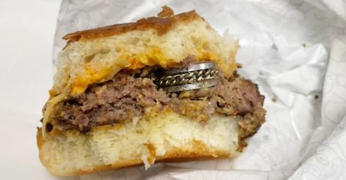 牛肉漢堡暗藏戒指 食客險哽死