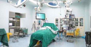 一个人躺在手术台上！打了麻醉等开刀 医生忘了已下班