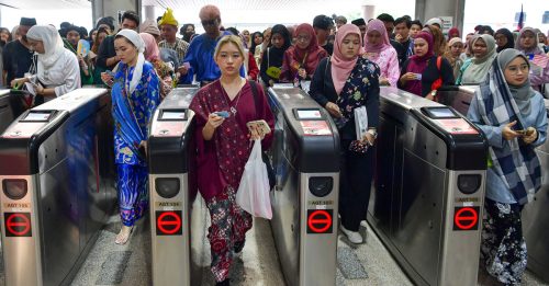 爱马来西亚 万人穿纱笼搭公交