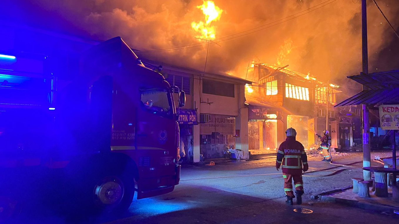 半砖板店屋遭火魔吞噬。