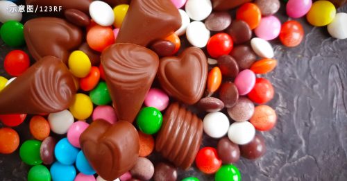 NGO捐助百元生活费 单亲妈妈优先买巧克力糖果