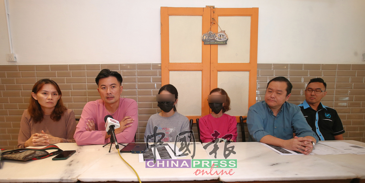 李小姐（左3）与婆婆（右3）周四（21日）在记者会上讲述受骗过程，右起为辜健鈫、郑成隆、谢华光以及黄雅丽。
