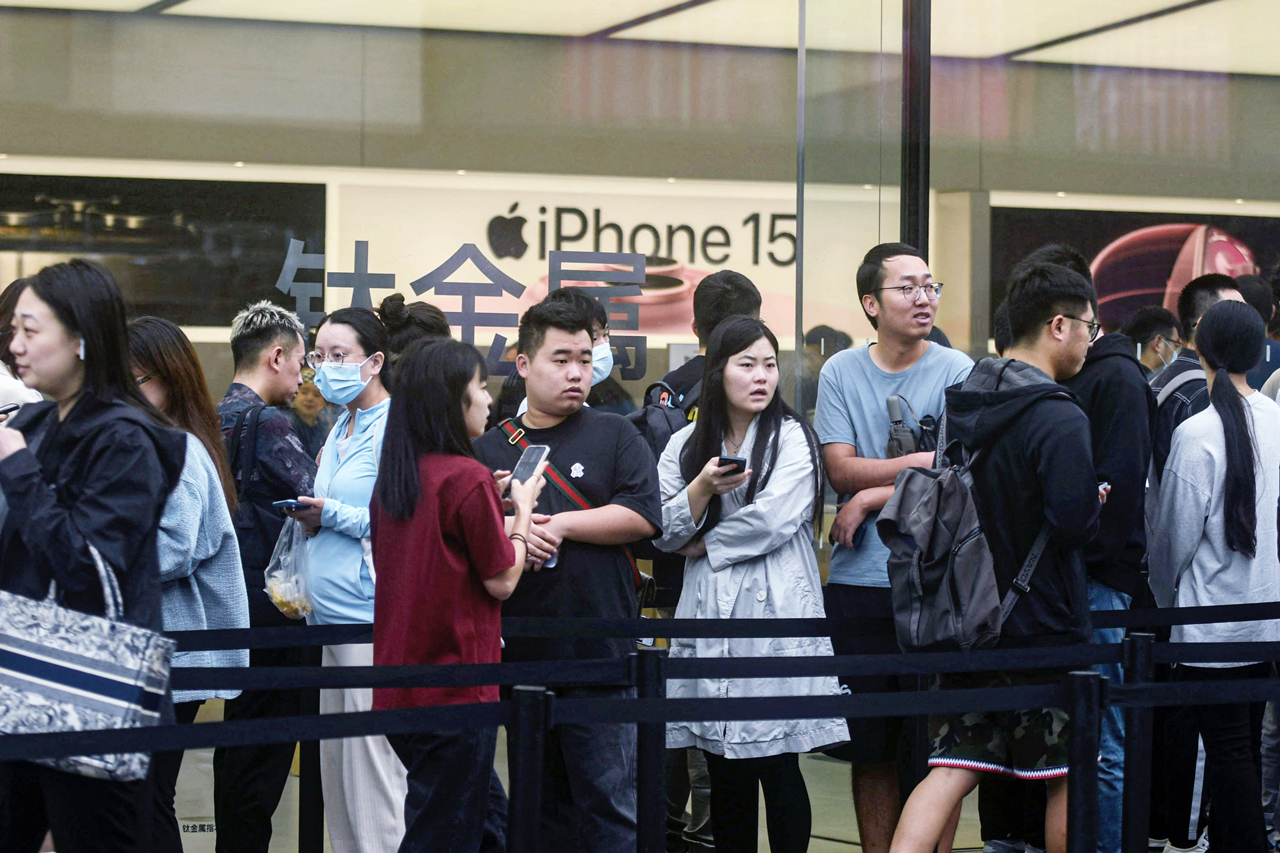 iPhone 15开卖 中国“黄牛”加价450收购