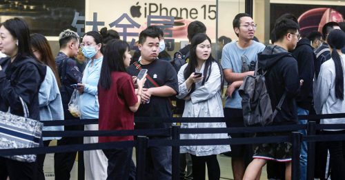 iPhone 15開賣 中國“黃牛”加價450收購