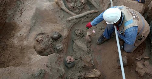 扩展天然气管意外挖出 秘鲁发现8具木乃伊文物