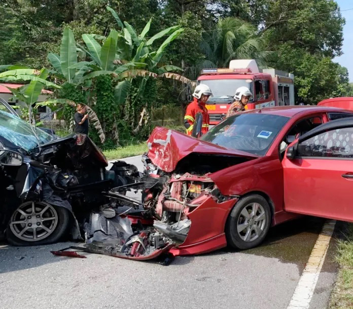 2车迎面撞 车内12人全部受伤