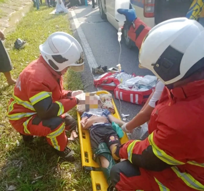 2车迎面撞 车内12人全部受伤