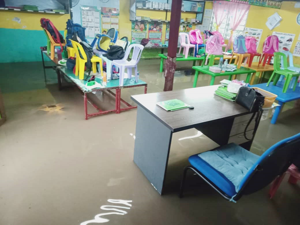 峇六拜多地区传水灾 幼儿园学生坐货卡逃离“灾场”