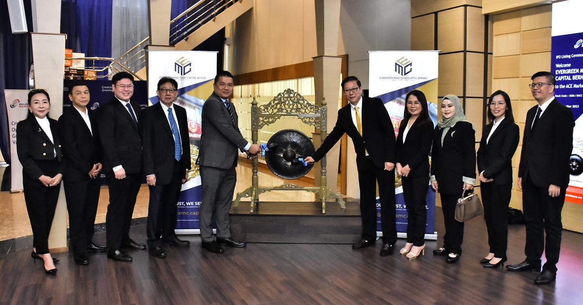 陈宝茱(左起)、郑健泉、刘凯伦、周新元、莫哈末阿兹、刘国泉、郑月娥、法祖莱妮、成素芬和许志强一起主持鸣锣仪式。